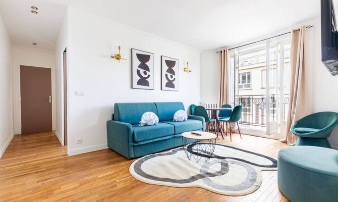 Quartier de la Salpetriere Apartment | Elegant and Bright Retreat at Place D'italie