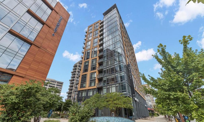 Bluemont Hotel | Discover Pet-Friendly Comfort at Placemakr Marymount Ballston