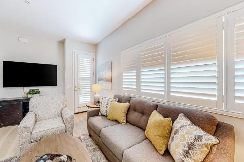 Tucson Apartment | Cozy Retreat at Placita Escondida #105 with Pool & Pets