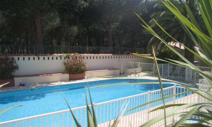 Argeles Plage Hotel | Oceanfront Retreat at Plage des Pins with Pool & Breakfast