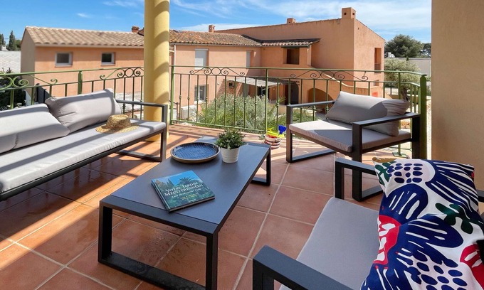 Bandol Apartment | Peaceful Plage du Capelan with Oceanfront Pool & Spa