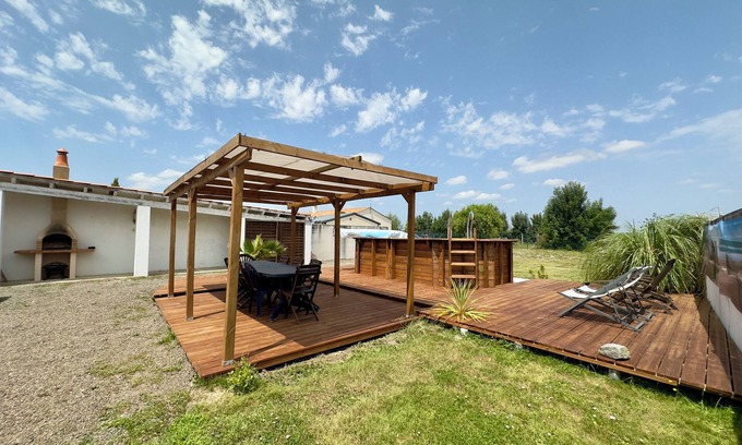 Grues House | Family-Friendly Retreat: 10 Min to Beaches, Sleeps 8