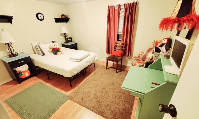 New Haven House | Cozy Plaid Room Steps from Yale University with Hot Tub