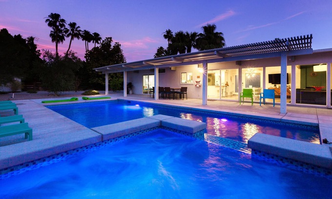 Sunmor House | Experience Plaimor Paradise: Mid-Century Modern Oasis