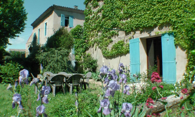 Apt House | Idyllic Retreat with Private Garden & Scenic Fountain Views