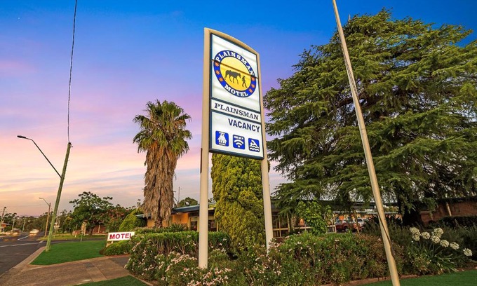 Forbes Hotel | Plainsman Motel: Family-Friendly Stay with Pool & Hot Tub