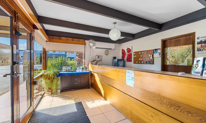 Forbes Hotel | Cozy Plainsman Motel: Pool, Breakfast & Family-Friendly Stay