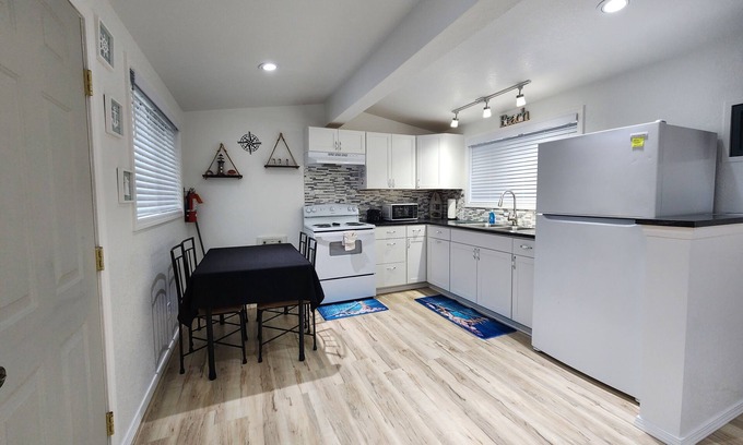 Coos Bay Hotel | Cozy Plainview Motel & RV Park with Breakfast Included