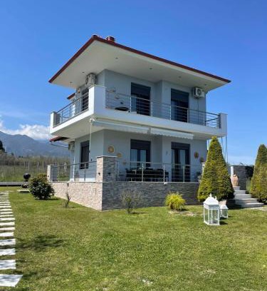 Leptokaria Villa | Oceanfront Plaka Villa: Perfect for Families and Pets