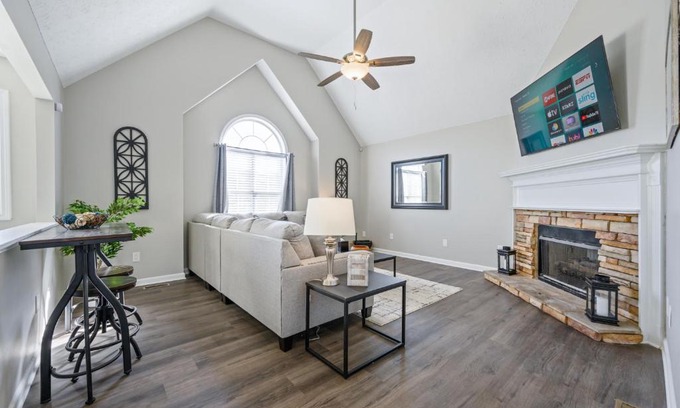 Adairsville House | Cozy Open Air Retreat by the Lake, Pet & Child Friendly
