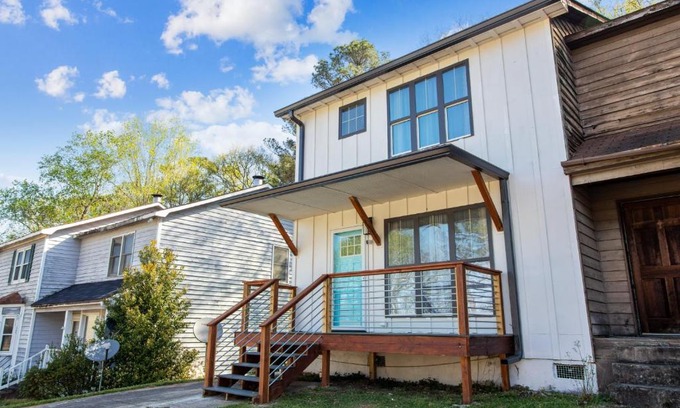 Macon House | Modern Two Bedroom Townhouse for Your Next Getaway in GA