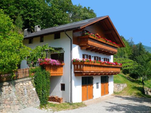 Barbiano House | Experience Comfort at Planatscherhof with Kitchen Amenities