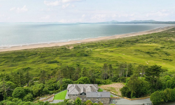 Harlech Cottage | Pet-Friendly PLAS AMHERST with Kitchen & Hot Tub in Harlech