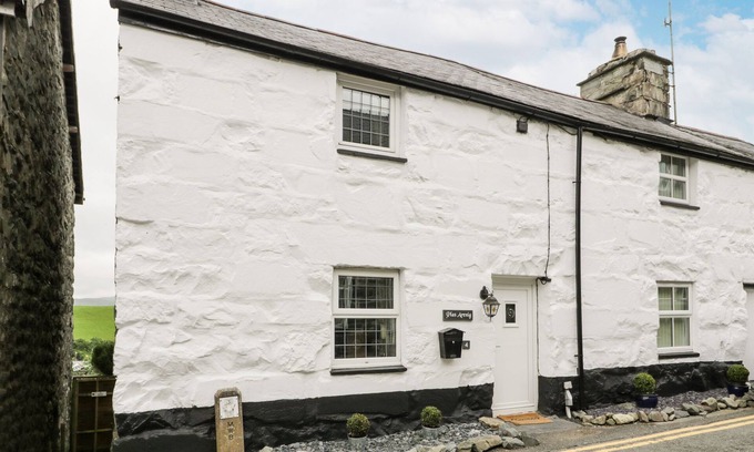 Trawsfynydd Cottage | Cozy PLAS ARENIG with Open Fire in Trawsfynydd
