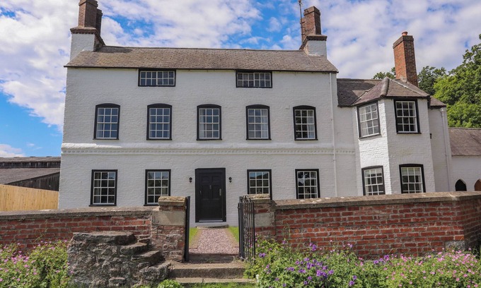 Saint Asaph Cottage | Cozy PLAS COCH: Pet-Friendly Holiday Cottage in St Asaph
