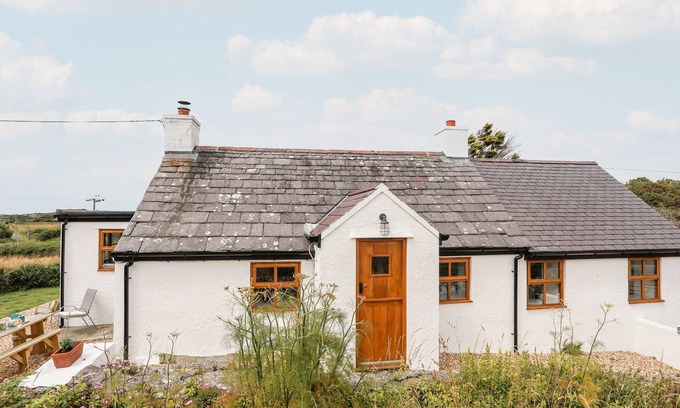 Rhoscolyn Cottage | Cozy Retreat at Plas Coch Rhoscolyn - Pet Friendly Oasis
