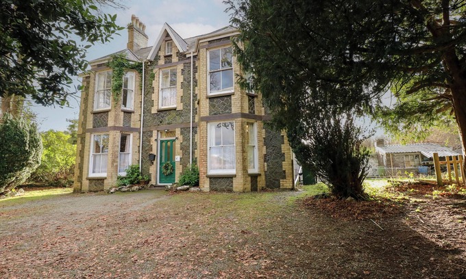 Caernarfon Cottage | PLAS DOROTHEA, pet friendly, character holiday cottage in Penygroes