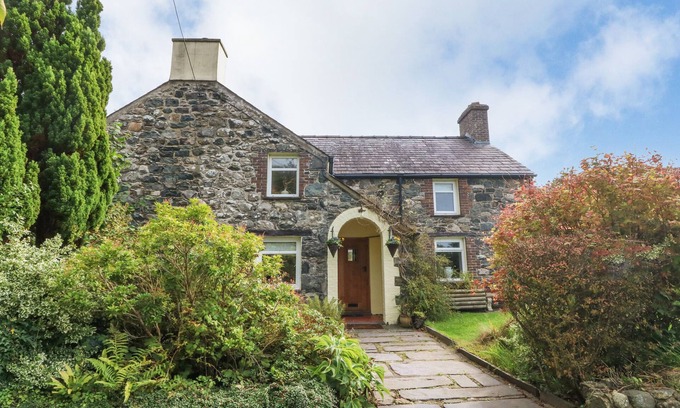 Llandwrog Cottage | Experience Coastal Bliss at Plas Mawr with Spa & Breakfast