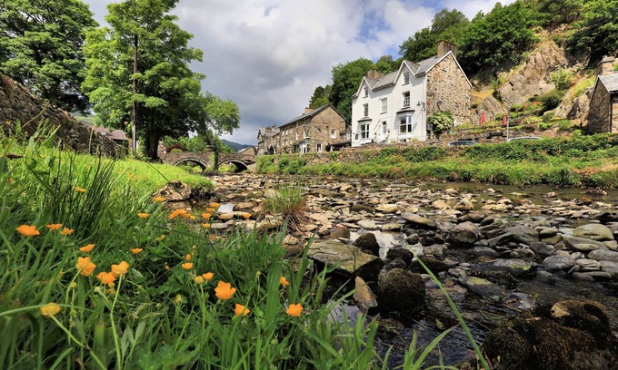 Beddgelert Bed & Breakfast | Elegant Plas Tan y Graig: Top-Rated with Pool & Breakfast