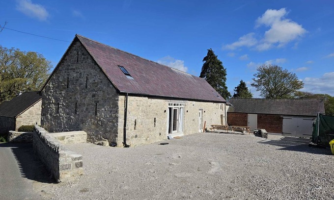 Cilcain House | Plas Yn Llan Barn - Scenic Countryside Retreat with Pool