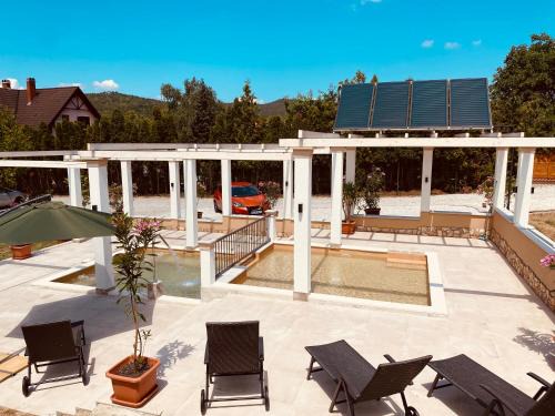 Balatongyorok Apartment | Highly Rated Platán Apartmanház with Oceanfront Pool