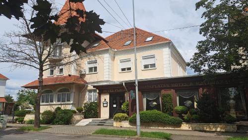 Sarvar Hotel | Discover Platán Hotel: Family-Friendly with Top Reviews