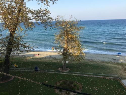 Nei Pori Apartment | Seaside Getaway: Platamon House with Oceanfront Views