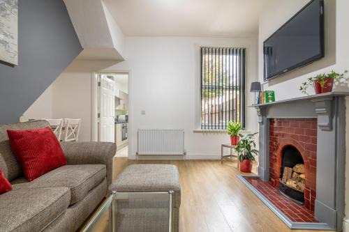 Hull Apartment | Cozy PLATFORM Fishing Quarter Apartment for Your Getaway