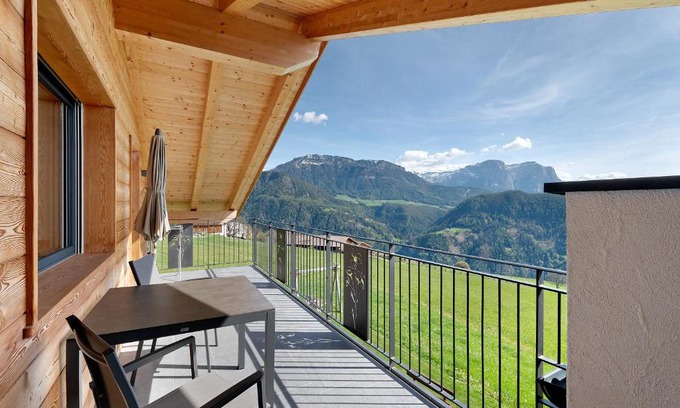 Lajen Apartment | Pet-Friendly Platiederhof Apt Tschöfas - Guest Rated 10/10