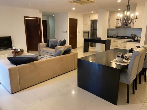 Bambalapitiya Apartment | Platinum 1: Oceanfront Bliss with Perfect Guest Rating