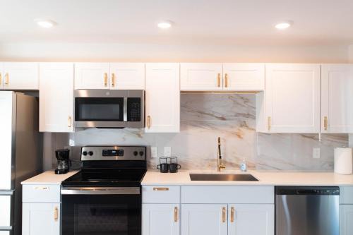 Peak's Suburban Addition Apartment | Contemporary Chrome Escape: Family-Friendly Stay Awaits
