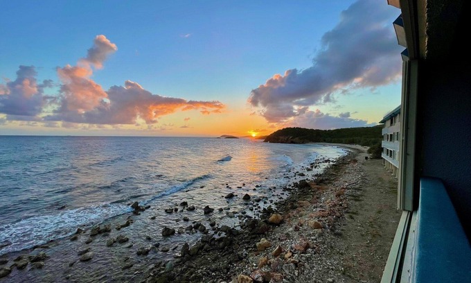 Bolongo Bay Condo | Modern Romantic Getaway with Ocean View & Pool Access