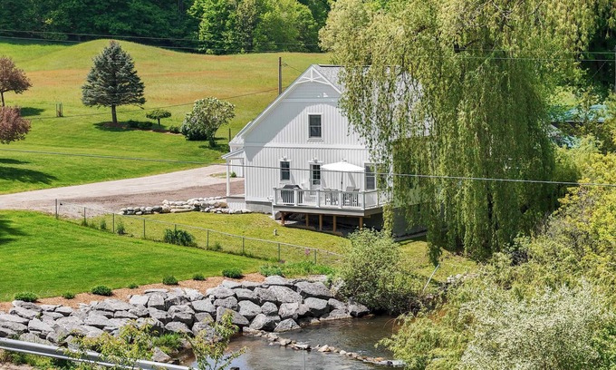 Honor House | Platte River Cottage: Ideal for Fishing and Family Escapes