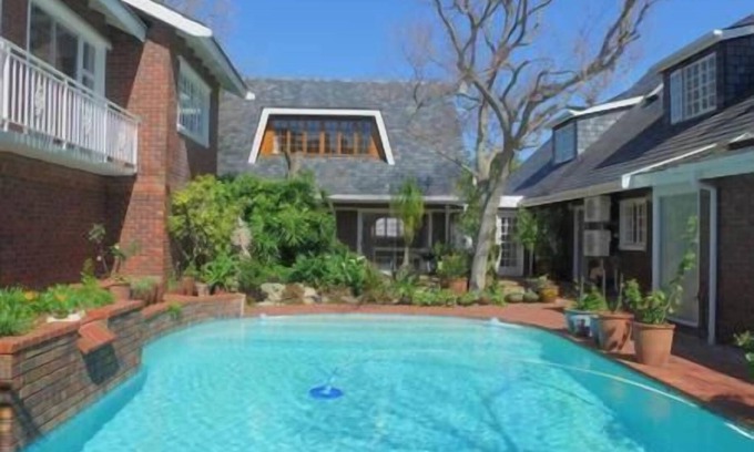 Welgemoed House | Elegant Plattekloof Views - Adults Only Retreat Awaits