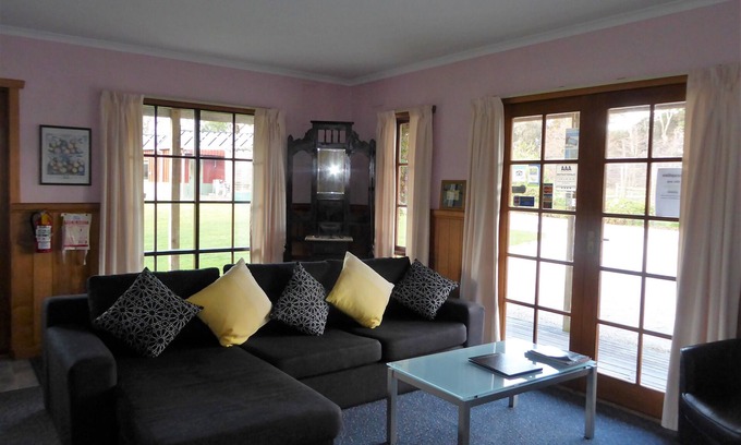 Bridport Apartment | Discover Platypus Park Retreat - Forester Apartment with WiFi