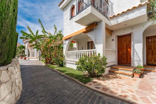 Los Arenales del Sol Villa | Relaxing Playa Carabassi Villa with Pool and Pet-Friendly Amenities