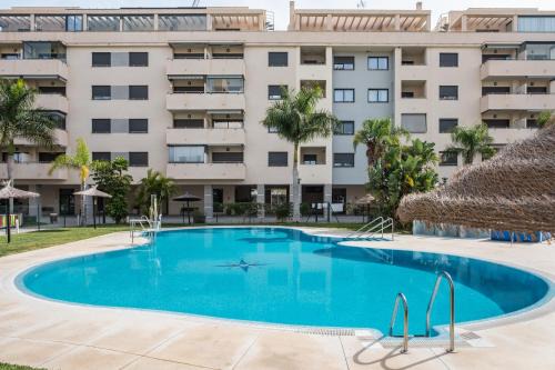 Torre del Mar Apartment | Oceanfront Getaway at Apartamento Playa Marinsa Beach