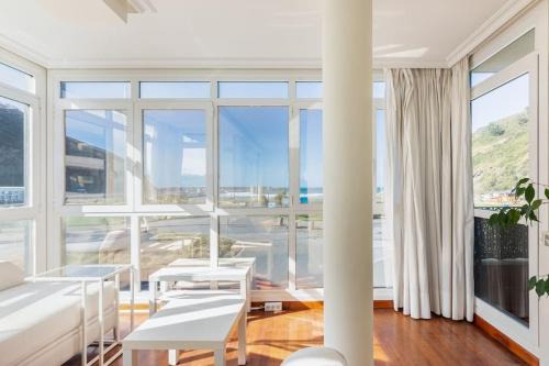 Orio Apartment | Beachfront Bliss: Ideal Family Retreat by River and Mountains