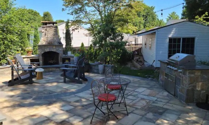 Leesburg House | Inviting Open Spaces for Families and Pets Near Attractions