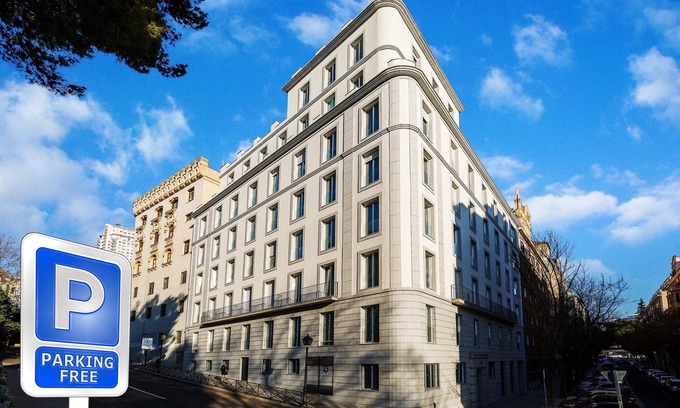 Moncloa - Arguelles Apartment | Experience the Plaza de España Skyline with Spa & Breakfast