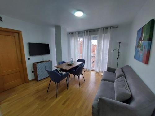 Linares Apartment | Cozy Apartment in Plaza del Ayuntamiento with Parking