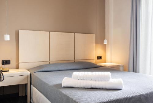 Loutraki-Agioi Theodoroi Hotel | Budget-Friendly Plaza Hotel with Family Amenities & Dining