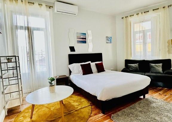 Ilhavo Apartment | Discover Plaza House Ílhavo: Oceanfront Pool Retreat