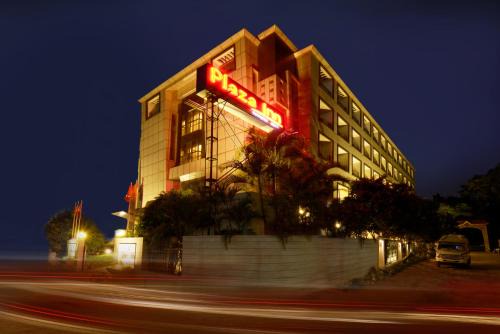 Gopalapuram Hotel | Convenient Plaza Inn: Family-Friendly with Delicious Dining
