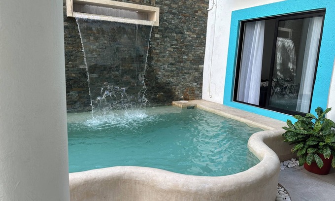Downtown Hotel | Plaza Nardos Hotel & Suites