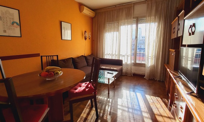 Esquerra de l'Eixample Apartment | Comfortable Plaza Universitat Apartment with Spa & Kitchen