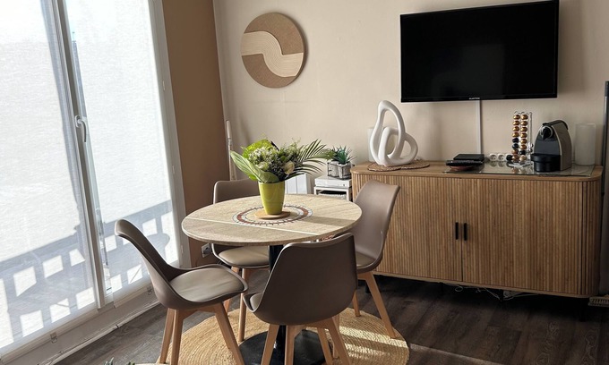 Merville-Franceville-Plage Apartment | Relaxing Duplex with Free WiFi and Beach Access