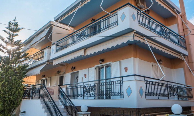Paleros House | Welcoming Oceanfront Retreat with Pool and Breakfast