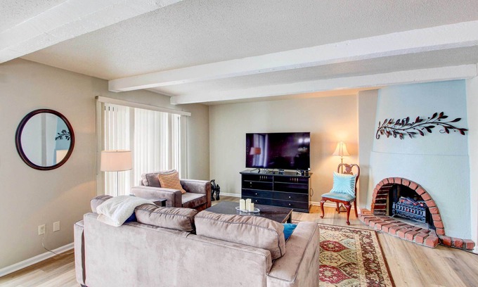 Overland Park Condo | Convenient Condo with Pool & Spa Near Downtown Kansas City