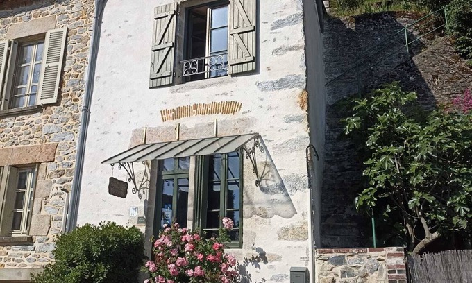 Fresnay-sur-Sarthe House | Delightful Cottage by Sarthe with Pool and Pet-Friendly